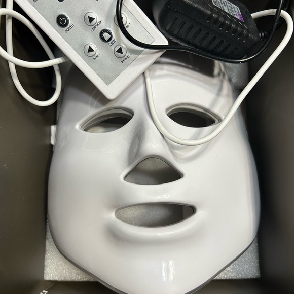 LED Light Therapy Mask - Picture 1 of 3